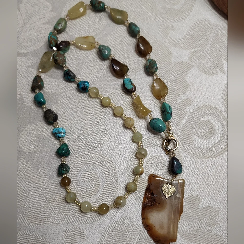 VINTAGE 70'S GEMSTONE BEADED NECKLACE WITH AGATE SLICE PENDANT